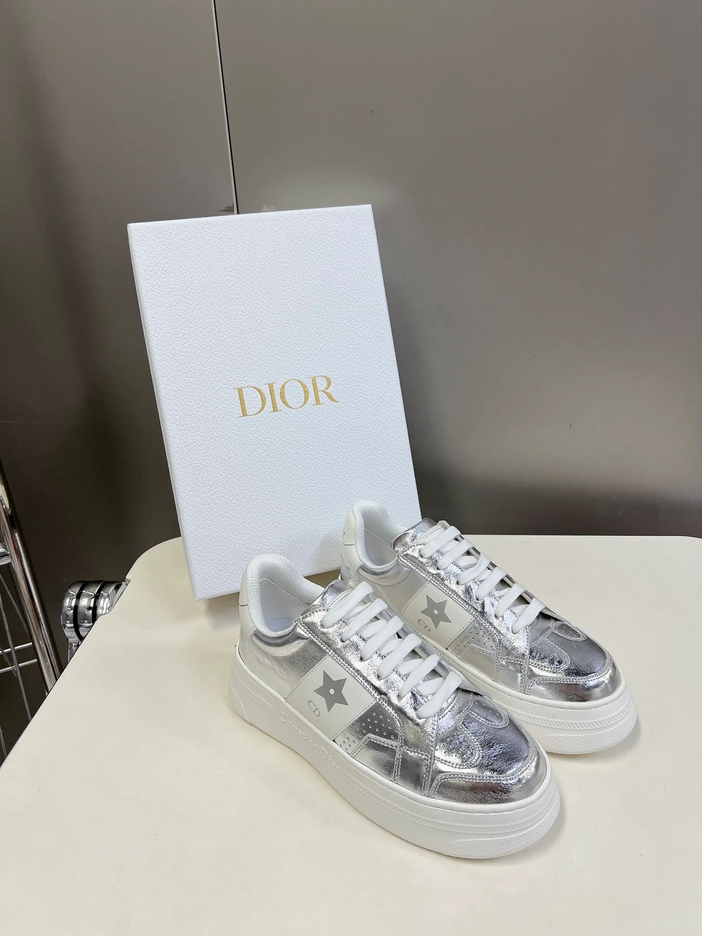 👟👟Ex-factory price 640👟👟 Dior's new platform shoes thick-soled casual shoes. Purchased and developed from Taikoo Hui RMB 16,400. These Dior Star sneakers continue the timeless silhouette and are carefully made of cow leather, so they are particularly comfortable on the feet. They are decorated with tonal suede panels and metal stars to decorate the lace eyelets to enhance the style. The lightweight style is matched with the "Christian Dior" logo thin sole, suitable for all seasons, and can be matched with all kinds of casual looks to add a finishing touch. Classic and super durable. The upper is stitched with cowhide. The original IP outsole height is 4CM. Size: 35-41. A full set of counter synchronized gift boxes 💝 packaging